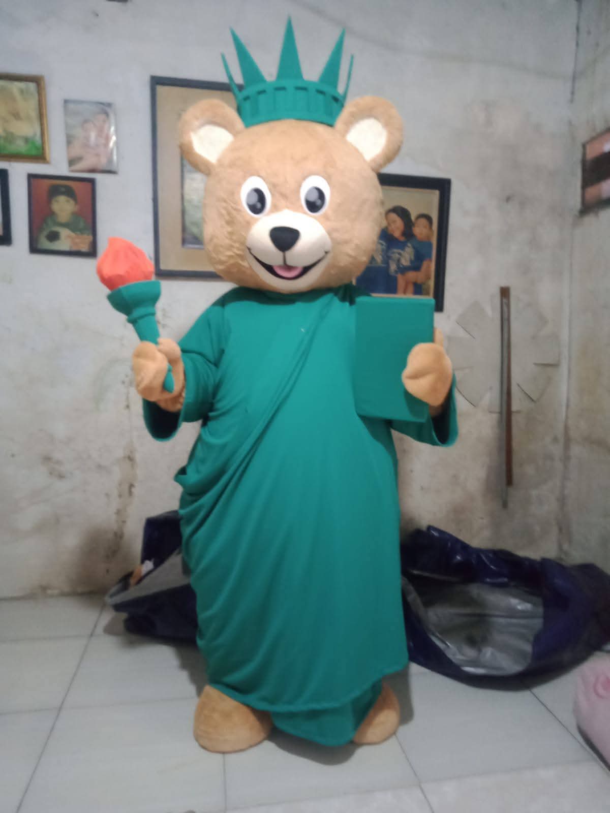 Galeri Produksi Maskot Custom - Karakter Beruang Tema Patung Liberty 1