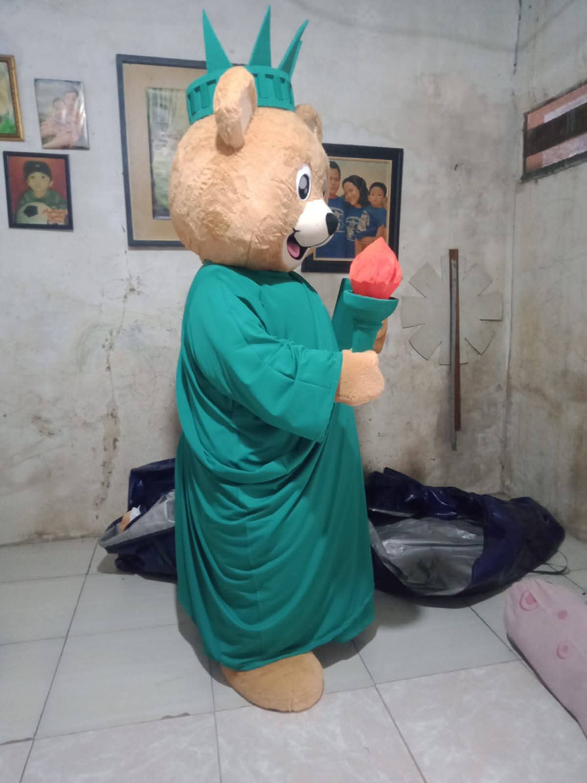 Galeri Produksi Maskot Custom - Karakter Beruang Tema Patung Liberty 2